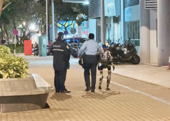Policia arreston një robot