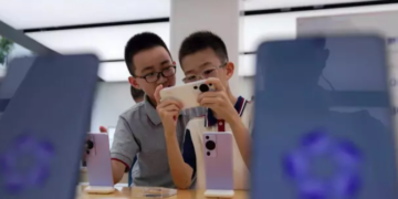 Shifrat alarmante, fëmijët e përdorin telefonin më shumë se 8 orë në ditë