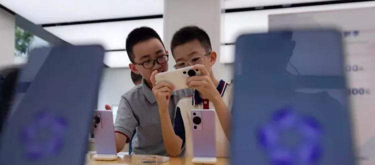 Shifrat alarmante, fëmijët e përdorin telefonin më shumë se 8 orë në ditë