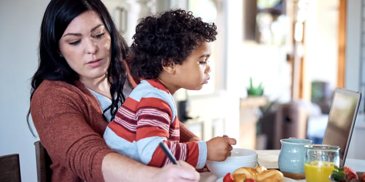 Ndihesh e rraskapitur? Tetë llojet punëve të padukshme që i bëjnë gratë të ndihen të mbingarkuara
