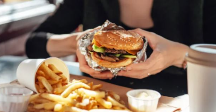 Studimi: ushqimet e përpunuara rrisin rrezikun për zemrën