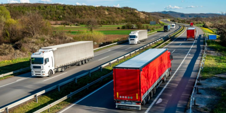Nuk gjenin punonjës, paga për drejtuesit shqiptarë të kamionit arrin deri në 2,500 euro, sa në Greqi