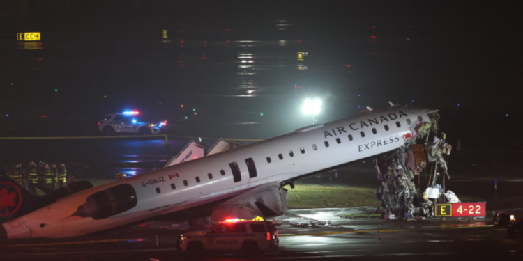 Avioni Air Canada përplaset në pistë, pezullohen fluturimet në New York