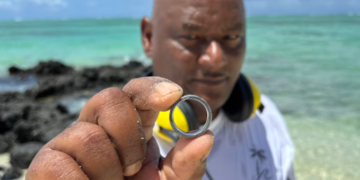 “Heroi” i oqeanit Indian, gjen unazat e humbura të martesave në ishullin e njohur tropikal