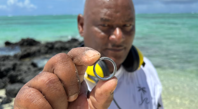 “Heroi” i oqeanit Indian, gjen unazat e humbura të martesave në ishullin e njohur tropikal