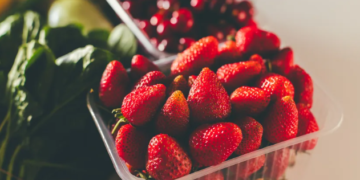 Këto janë frutat dhe perimet me më shumë pesticide!