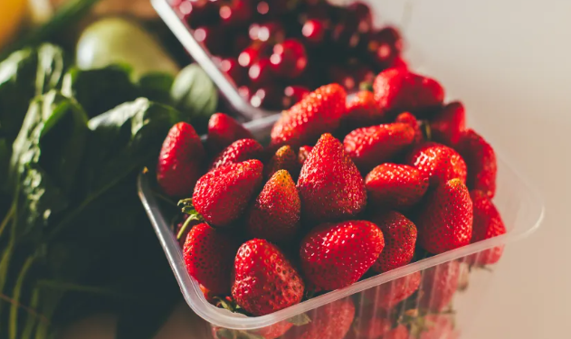 Këto janë frutat dhe perimet me më shumë pesticide!