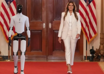 Shfaqja e pazakontë në Shtëpinë e Bardhë, Melania Trump nuk shoqërohet nga presidenti por nga një robot
