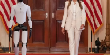 Shfaqja e pazakontë në Shtëpinë e Bardhë, Melania Trump nuk shoqërohet nga presidenti por nga një robot