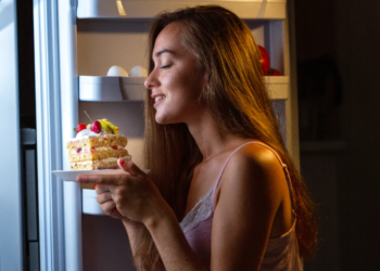 A të shëndosh ushqimi pas orës 20:00? Si e shpjegojnë ekspertetët?