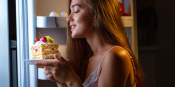 A të shëndosh ushqimi pas orës 20:00? Si e shpjegojnë ekspertetët?