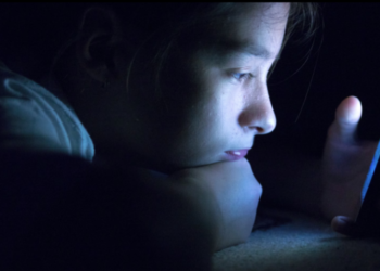 Pesë mënyrat e ndalimit të “scroll-it” të pafundëm të fëmijëve