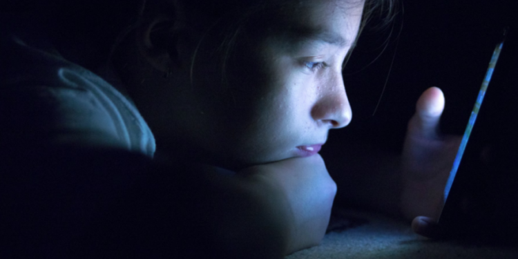 Pesë mënyrat e ndalimit të “scroll-it” të pafundëm të fëmijëve