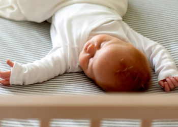 Pesë mitet që shkaktojnë stres të panevojshëm te prindërit për gjumin e bebeve
