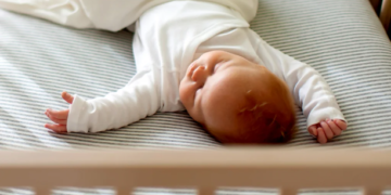 Pesë mitet që shkaktojnë stres të panevojshëm te prindërit për gjumin e bebeve