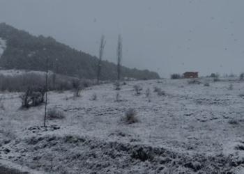 Rikthehet dimri në pranverë, bora zbardh malet: Si pritet të jetë moti në vijim