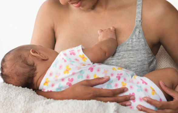 Çelësi i mbrojtjes që sjell gjidhënia për nënën dhe foshnjën