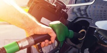 E paralajmëroi Skyweb.al dje, nafta shkon në 200 lekë për litër