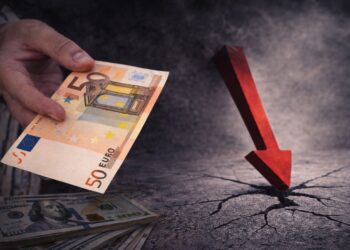 Euro “zhytet” si kurrë më parë, dollari amerikan kërcen brenda ditës