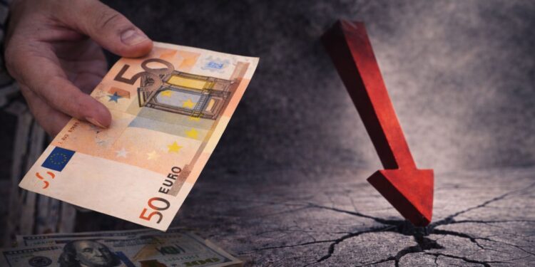 Euro “zhytet” si kurrë më parë, dollari amerikan kërcen brenda ditës