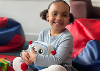 Studiuesit thirrje prindërve: Pse duhet të tregoni kujdes për lodrat me inteligjencë artificiale të fëmiëjve