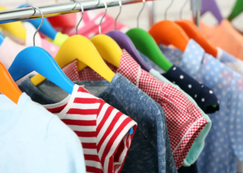 Ekspertët ngrenë shqetësimin: Nivele të larta plumbi në rrobat e lira të fëmijëve