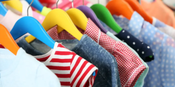 Ekspertët ngrenë shqetësimin: Nivele të larta plumbi në rrobat e lira të fëmijëve