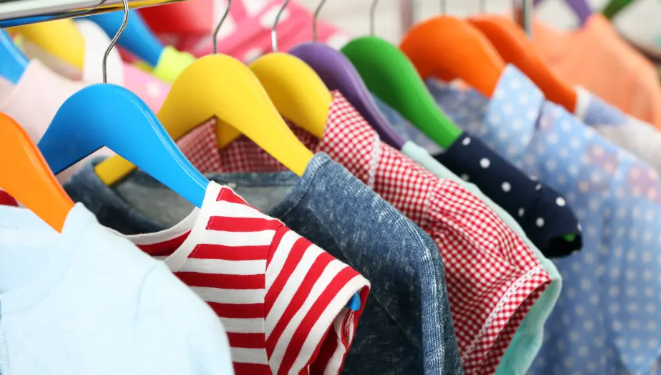 Ekspertët ngrenë shqetësimin: Nivele të larta plumbi në rrobat e lira të fëmijëve