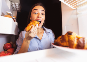 Pse nuk duhet të konsumoni ushqim pas orës 22.00?