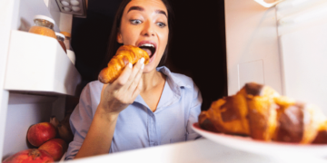 Pse nuk duhet të konsumoni ushqim pas orës 22.00?