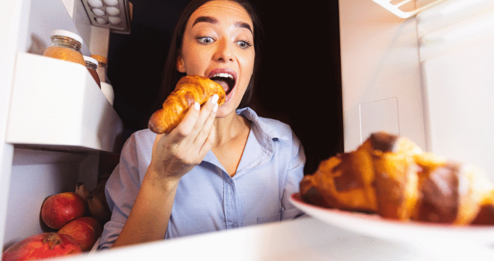 Pse nuk duhet të konsumoni ushqim pas orës 22.00?