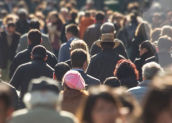 Shqiptarët nuk janë të lumtur, renditen të parafundit në Europë: Shkak korrupsioni dhe mungesa e miqve