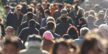 Shqiptarët nuk janë të lumtur, renditen të parafundit në Europë: Shkak korrupsioni dhe mungesa e miqve