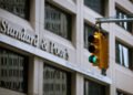 S&P konfirmon vlerësimin “BB” për Shqipërinë, ekonomia mban ritmin dhe perspektiva mbetet e qëndrueshme