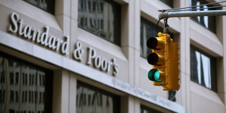 S&P konfirmon vlerësimin “BB” për Shqipërinë, ekonomia mban ritmin dhe perspektiva mbetet e qëndrueshme