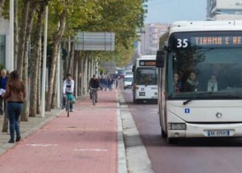 Rritja e çmimit të karburantit, Shoqata e Transportit Publik kërcënon shqiptarët: Subvencione nga shteti ose ju lamë në këmbë