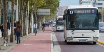 Rritja e çmimit të karburantit, Shoqata e Transportit Publik kërcënon shqiptarët: Subvencione nga shteti ose ju lamë në këmbë