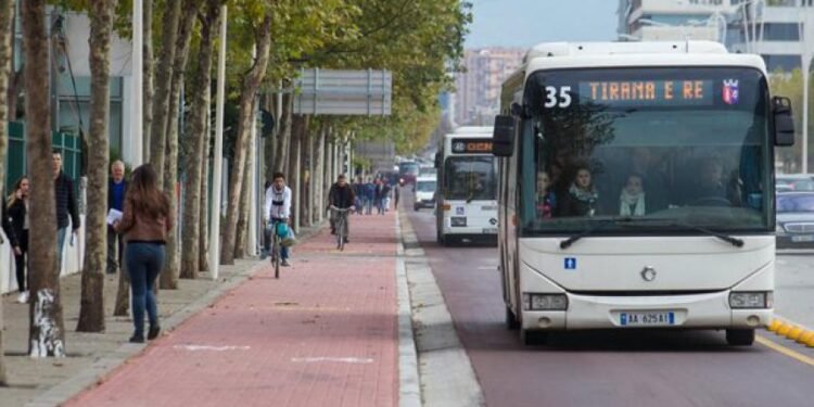 Rritja e çmimit të karburantit, Shoqata e Transportit Publik kërcënon shqiptarët: Subvencione nga shteti ose ju lamë në këmbë