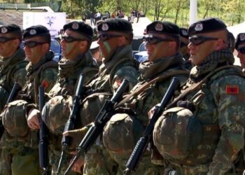 TABELA/ Deri në 2 mijë euro, qeveria miraton pagat e reja për ushtarakët me detyra akademike: Sa marrin sipas gradave