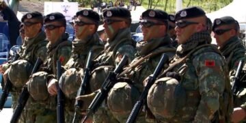 TABELA/ Deri në 2 mijë euro, qeveria miraton pagat e reja për ushtarakët me detyra akademike: Sa marrin sipas gradave