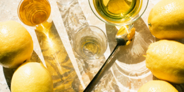 Vaj ulliri dhe limon në mëngjes. Pse po bëhet viral ky ritual? Çfarë thonë ekspertët