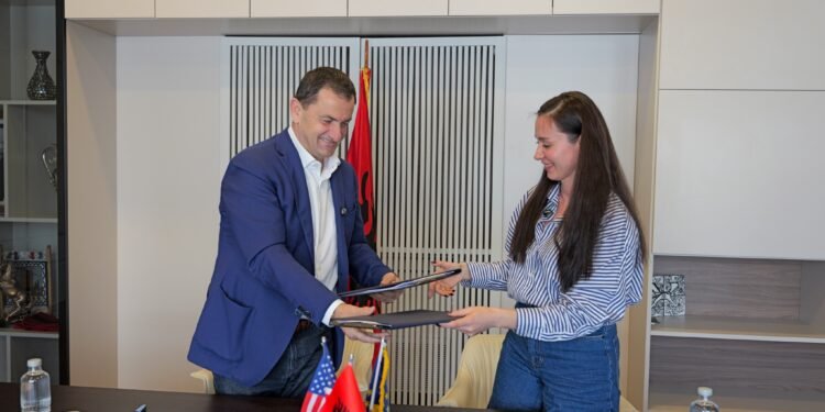 Çudira nga Himara, Vangjel Tavo dhe Lorena Goxhobelli e Kadastrës firmosin marrëveshje për të zbatuar ligjin