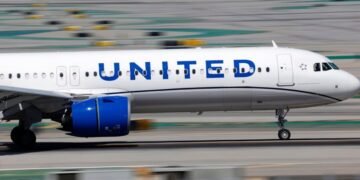 Nis shtrenjtimi i biletave të avionëve, tani valixhet po kushtojnë më shumë pas luftës në Iran