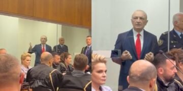 FOTO LAJM/ Transformim total, Meta shfaqet për herë të parë në publik pas arrestimit, e pranishme dhe Monika