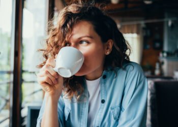 Kufiri te filxhani i tretë, çfarë ndodh nëse konsumoni 4 kafe në ditë