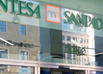 Punonjësit u futën fshehurazi në llogaritë e klientëve, banka Intesa San Paolo gjobitet me 32 mln euro në Itali