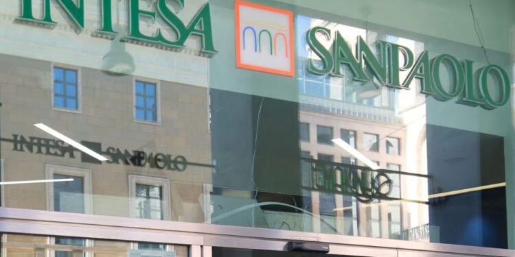 Punonjësit u futën fshehurazi në llogaritë e klientëve, banka Intesa San Paolo gjobitet me 32 mln euro në Itali