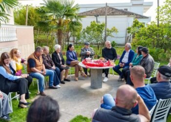 Balluku dhe Rama vizitojnë familjen Mone në Fier: Mikpritje dhe urime!