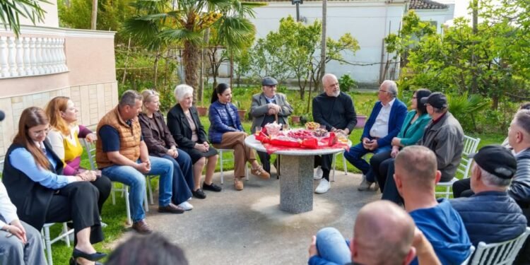 Balluku dhe Rama vizitojnë familjen Mone në Fier: Mikpritje dhe urime!