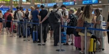 Kaosi me sistemin e ri të kontrollit, disa aeroporte europiane rikthejnë policët